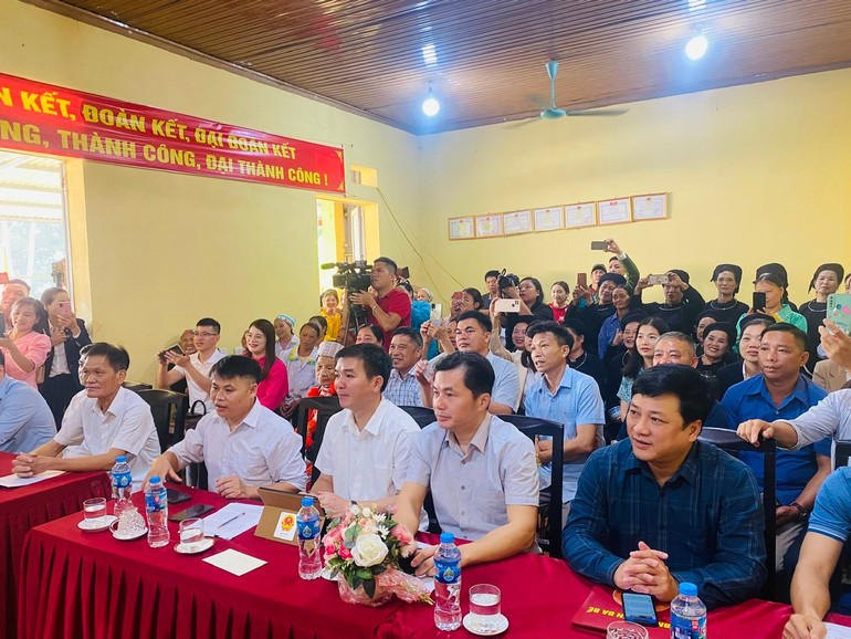 Các đại biểu dự Ngày hội Đại đoàn kết tại thôn Nà Cáy, xã Địa Linh. z6034217233684-75df33df4b0b1cfa2db8ea1c893abf9f.jpg