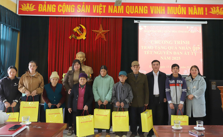 Các gia đình chính sách, hộ nghèo của xã Cường Lợi và thị trấn Yến Lạc được nhận quà Tết của Đoàn đại biểu Quốc hội tỉnh. img-6452.jpg