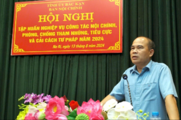 Đồng chí Lường Đức Thắng, Ủy viên Ban Thường vụ, Trưởng Ban Nội chính Tỉnh ủy phát biểu tại hội nghị. z5726968433797_874ba195635d599dc14bba737e225af4.jpg