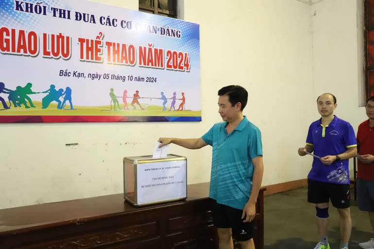 Các đại biểu quyên góp ủng hộ đồng bào chịu thiệt hại do bão số 3 gây ra trên địa bàn tỉnh. img-5396-6985.jpg