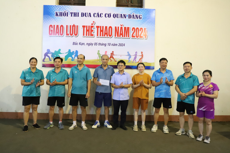 Đồng chí Hoàng Minh Hiền, Phó Chánh văn phòng Tỉnh ủy trao giải Nhất cho đội Ban Nội chính Tỉnh ủy. img-5379-8263.jpg