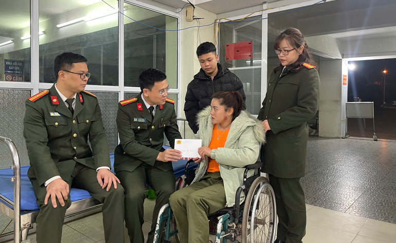 Đoàn công tác của Công an tỉnh thăm hỏi, động viên Hoàng Thị Lụa, 37 tuổi, tổ viên Tổ bảo vệ ANTT thôn Lùng Pảng, bị thương khi tham gia chữa cháy rừng. cong-an-tinh-tham-hoi-chi-hoang-thi-lua-thanh-vien-to-dam-bao-antt-thon-lung-pang-xa-con-minh-bi-thuong-khi-tham-gia-chua-chay-rung.jpg