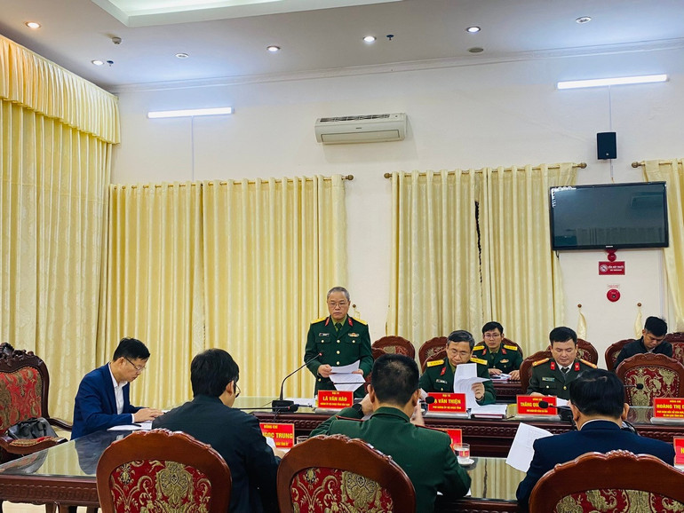 Đại tá Lã Văn Hào, Chính ủy Bộ CHQS tỉnh báo cáo tiến độ thực hiện các hoạt động kỷ niệm 80 năm. z6120502376844-49a41061d12282c6bca964d0faa4ec48.jpg