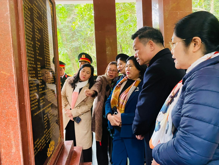 Các đại biểu tìm hiểu thông tin về Đội Việt Nam Tuyên truyền giải phóng quân Khu di tích Quốc gia đặc biệt rừng Trần Hưng Đạo ̣(tỉnh Cao Bằng). z6126942879187-3c6bc46131442200e5caab2018ddce10.jpg