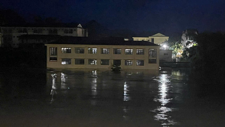 Dãy nhà học bộ môn Trường PTDT Nội trú Na Rì ngập sâu trong nước (ảnh chụp lúc 18h30). z5809999772803_88e0d110f376f8b8476a08b77177f220.jpg