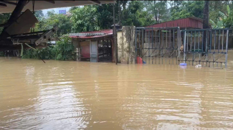Nước sông tràn bờ gây ngập sâu, buộc các hộ dân ở tổ nhân dân phố A, thị trấn Yến Lạc phải di dời. z5809999768159_772e2e22f86f7be5cc8de4ecbfb28876.jpg
