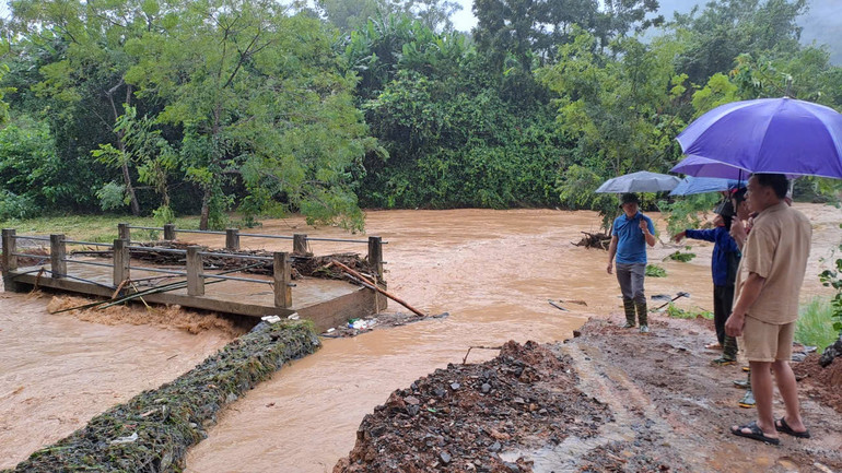 Huyện Na Rì thành lập nhiều đoàn công tác để kiểm tra, chỉ đạo các địa phương khắc phục hậu quả thiên tai. z5809136119064_8efb5a3c89880a1c64ed2f4100622612.jpg