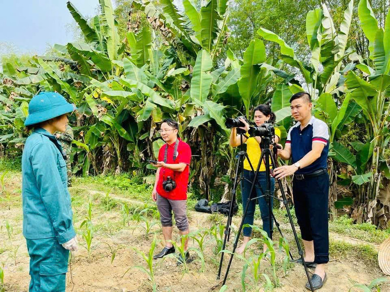 Phóng viên Báo Bắc Kạn tác nghiệp về chủ đề "Chiến sĩ sao vuông" tại xã Quân Hà (Bạch Thông). z6445157339608-d88a290377df1fb3cd8591ecbccdf35e.jpg