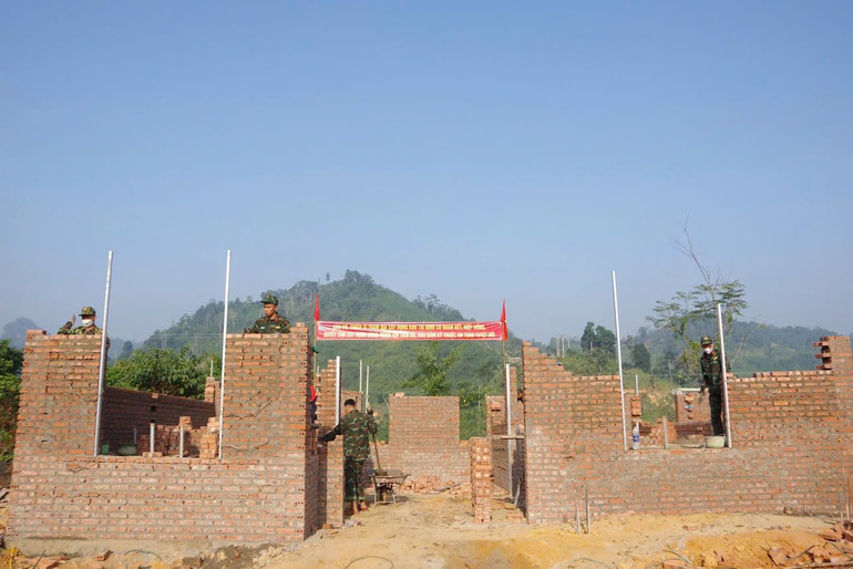 Bộ đội cùng các lực lượng kiến thiết cuộc sống mới cho 25 hộ dân thôn Tà Hàn chịu ảnh hưởng của thiên tai. z6115480947700-508fba35cbb36e3df207705d1fb0fb3f.jpg