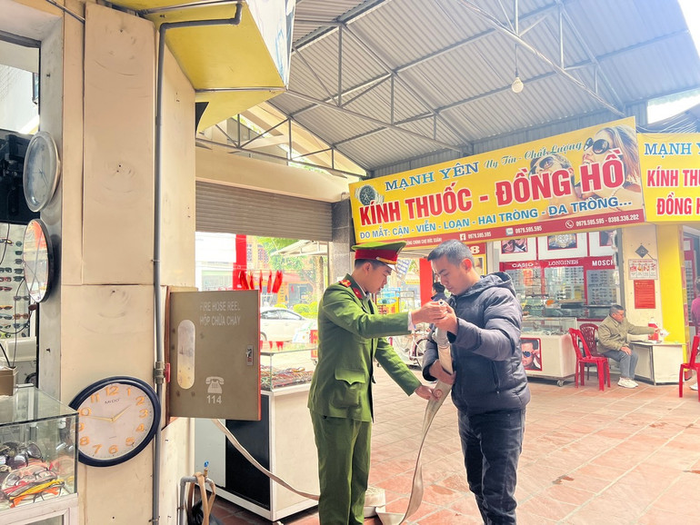 Trước, trong và sau Tết, lực lượng Cảnh sát PCCC & CNCH Công an tỉnh sẽ tăng cường công tác kiểm tra đột xuất việc bảo đảm an toàn PCCC tại cơ sở. z6163653845087-de3d9ac610fbfd0e22939b238460894c.jpg