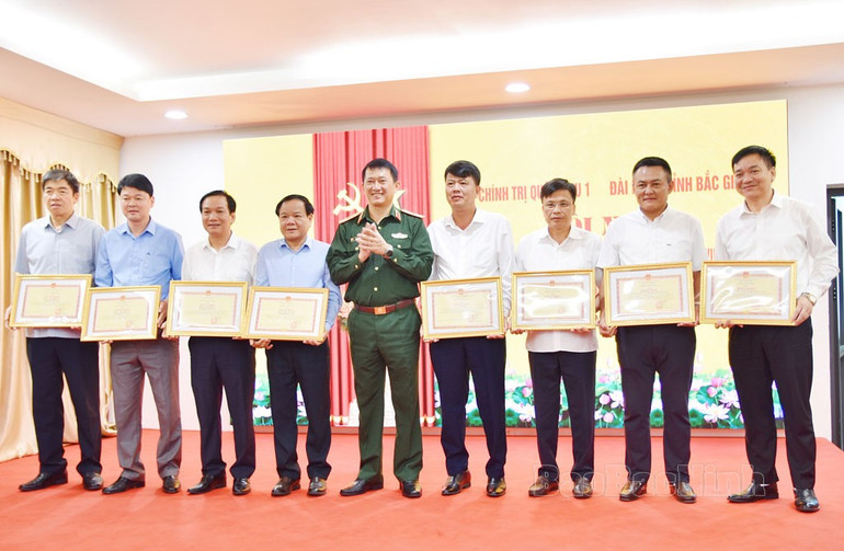 Các tập thể, cá nhân có thành tích xuất sắc được Quân khu 1 khen thưởng. 26ccf660-0fea-45de-9dac-aed2e01b8fe6-3734-1586.jpeg