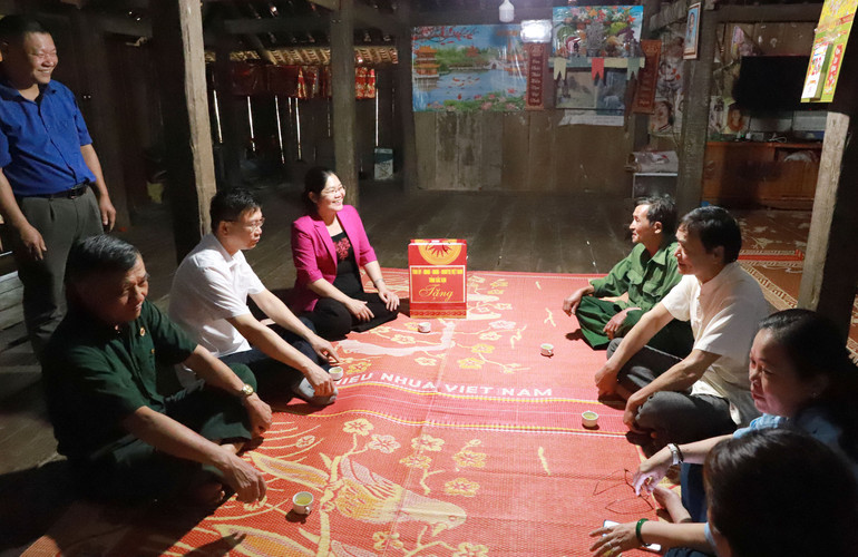 Đoàn công tác trò chuyện cùng gia đình người có công xã Kim Hỷ. img-1882.jpg