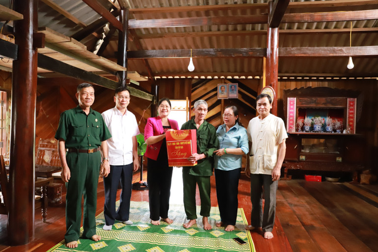 Đoàn công tác tặng quà cho ông Nông Thiêm Tiềm, thôn Kim Vân, xã Kim Hỷ. img-1839.jpg