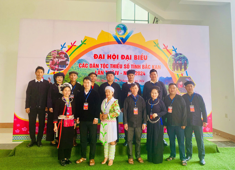 Đoàn đại biểu huyện Pác Nặm về dự Đại hội. z5952973886816-cbaa9fc8d09e670dbd2456706d0dd304-3260-2874.jpg