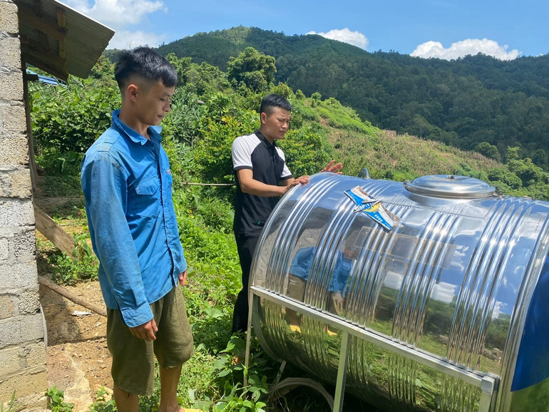 Người dân Cốc Lùng được hỗ trợ téc chứa nước sinh hoạt từ Chương trình MTQG. z5774947457814_a65eeaa440d0d628ec71618d77d24feb.jpg