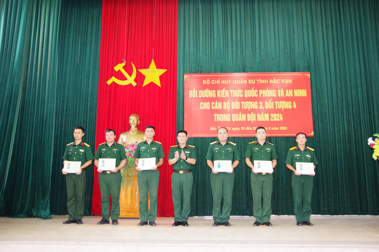 Đại tá Ngô Tuấn Anh, Phó Chỉ huy trưởng, Tham mưu trưởng Bộ CHQS tỉnh trao giấy chứng nhận hoàn thành lớp bồi dưỡng cho các học viên. IMGP8404.JPG