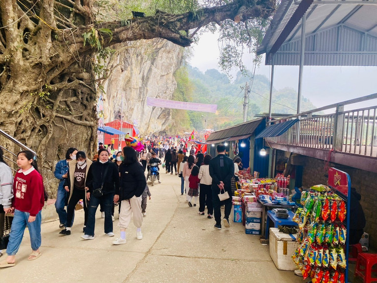 Lễ hội đền Thắm (Chợ Mới) thu hút đông đảo người dân, du khách tham quan, chiêm bái dịp đầu xuân. z6426529052023-93dc2187704e2eb5b41b8e27d1bbdbf8.jpg