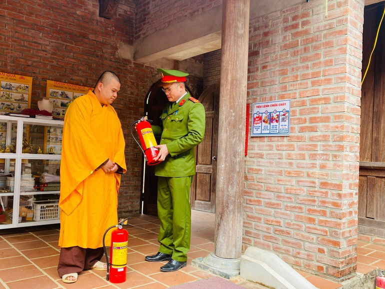 Cán bộ Phòng Cảnh sát PCCC&CNCH, Công an tỉnh hướng dẫn sư thầy tại chùa Thạch Long, xã Cao Kỳ, huyện Chợ Mới cách sử dụng bình cứu hỏa. z6426522121315-579a7f92e21f651682d4f9263f414048.jpg