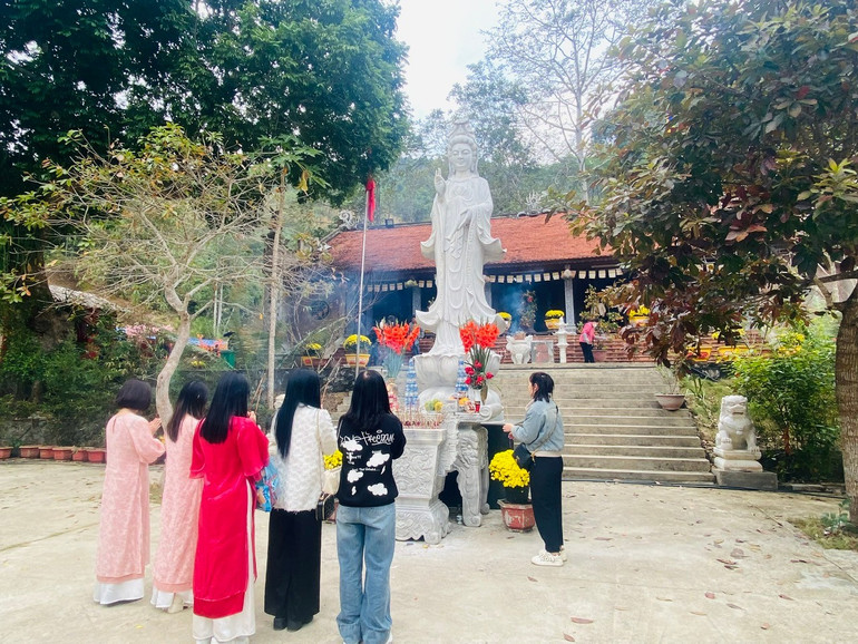 Người dân, du khách thắp hương tại chùa Thạch Long. z6426525371273-3a501ab2d4aeb42c12035e0524af9837.jpg