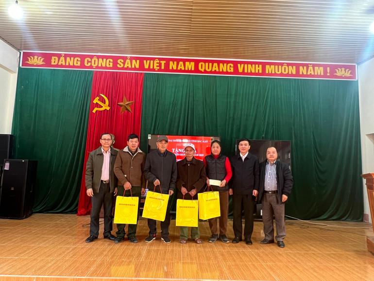 Đồng chí Hà Sỹ Huân, Phó Trưởng đoàn ĐBQH chuyên trách tỉnh Bắc Kạn tặng quà Tết tại xã Văn Vũ. z6231026495192-e9a185800f996336f6aa5ef7365b5366.jpg