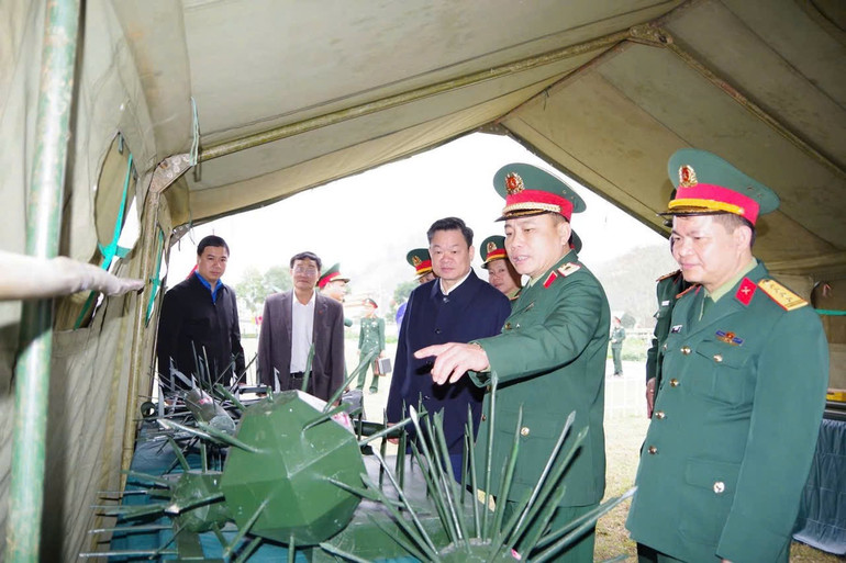 Đồng chí Hoàng Duy Chinh, Ủy viên BCH Trung ương Đảng, Bí thư Tỉnh ủy, Trưởng đoàn đại biểu Quốc hội tỉnh, Bí thư Đảng ủy Quân sự tỉnh tham quan mô hình trưng bày của lực lượng DQTV tỉnh. z6436652722725-e91230027131820a44f593db64cca684.jpg