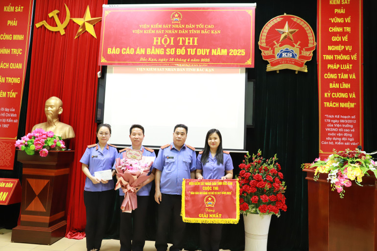 Lãnh đạo Viện Kiểm sát nhân dân tỉnh trao giải Nhất cho đội thi của Viện Kiểm sát nhân dân huyện Ngân Sơn. img-0609.jpg