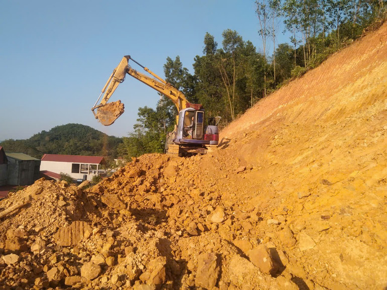 Đơn vị thi công khẩn trương xử lý điểm sạt lở tại thôn Khu Chợ, xã Xuân Dương. z6012276964527-21a1f065aafe9eec0a9032e6be302c49.jpg