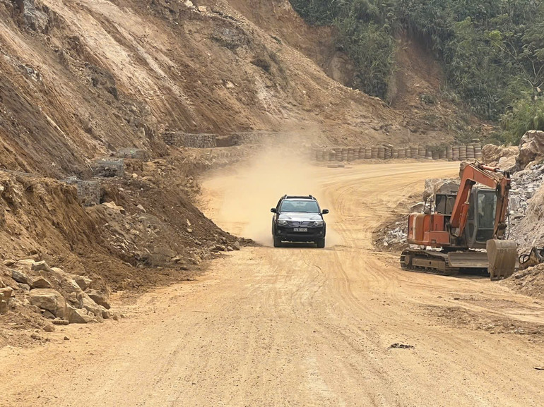 Điểm sạt lở trên đèo Áng Toòng (Quốc lộ 3B) thuộc địa phận xã Côn Minh (Na Rì) đang được xử lý. z6014768882243-dcd9f6798d7120d40ea366cd99d03f85.jpg