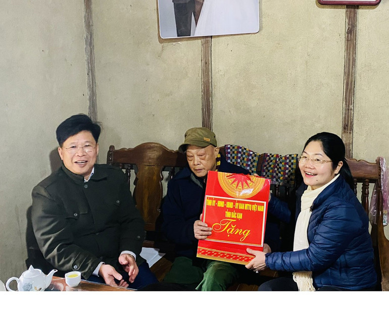 Đồng chí Hoàng Thu Trang, Ủy viên Ban Thường vụ Tỉnh ủy, Phó Chủ tịch UBND tỉnh tặng quà cho ông Nông Văn Kim (thương binh) thôn Khuổi A, xã Trần Phú. z6136985456604-2f7bde0b1149.jpg