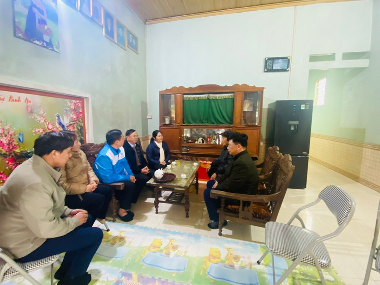 Đoàn công tác hỏi thăm sức khỏe ông Lý Ngọc Việt (thương binh), thôn Khu Chợ, xã Trần Phú. z6136983676370-0513da39c722346439f61082f550ff80.jpg