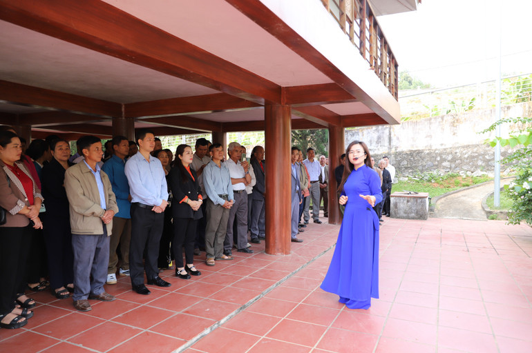 Đoàn đại biểu người có uy tín nghe hướng dẫn viên giới thiệu về Khu di tích lịch sử Nà Tu. (Ảnh: Xuân Nghiệp) img-8872.jpg