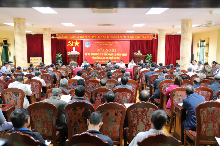 160 đại biểu là người có uy tín huyện Ba Bể, Chợ Đồn, Chợ Mới về dự buổi gặp mặt. (Ảnh: Xuân Nghiệp) img-8901.jpg