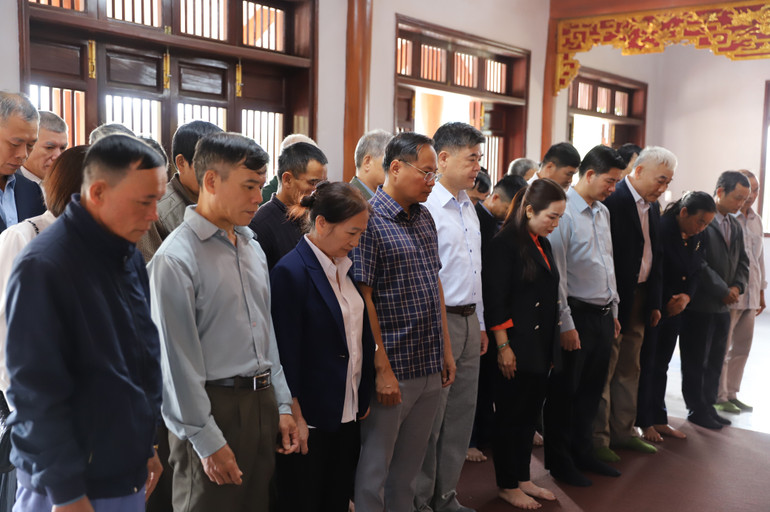 Lãnh đạo Ban Dân tộc tỉnh và các đại biểu người có uy tín thành kính tưởng niệm Chủ tịch Hồ Chí Minh tại Khu di tích lịch sử Nà Tu. (Ảnh: Xuân Nghiệp) img-8783.jpg
