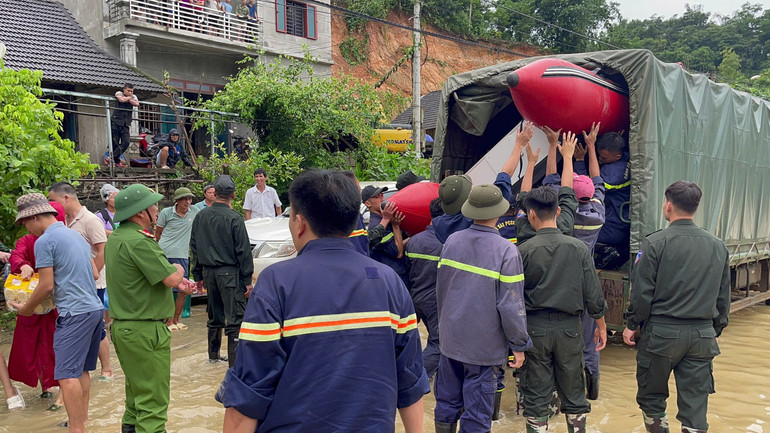 Những ngày qua, cán bộ, chiến sĩ Công an Bắc Kạn tích cực tham gia giúp người dân ứng phó, khắc phục hậu quả thiên tai. Những ngày qua, cán bộ, chiến sĩ Công an Bắc Kạn tích cực tham gia giúp người dân ứng phó, khắc phục hậu quả thiên tai.