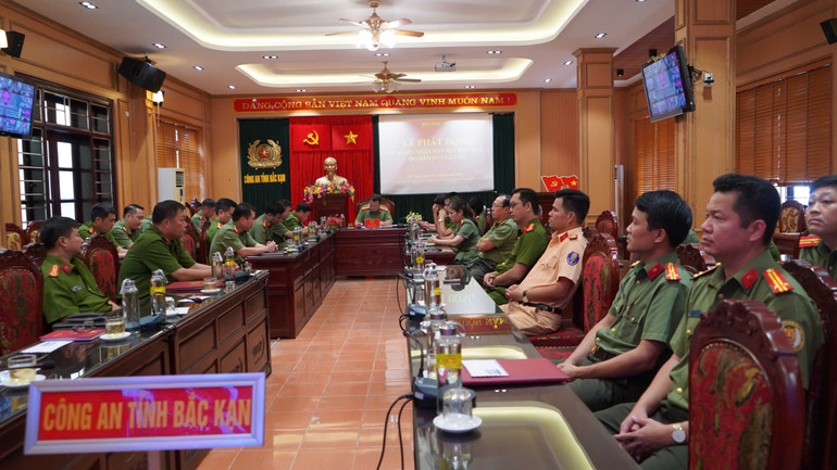 Các đại biểu tham dự Lễ phát động tại điểm cầu Công an tỉnh Bắc Kạn. Các đại biểu tham dự Lễ phát động tại điểm cầu Công an tỉnh Bắc Kạn.