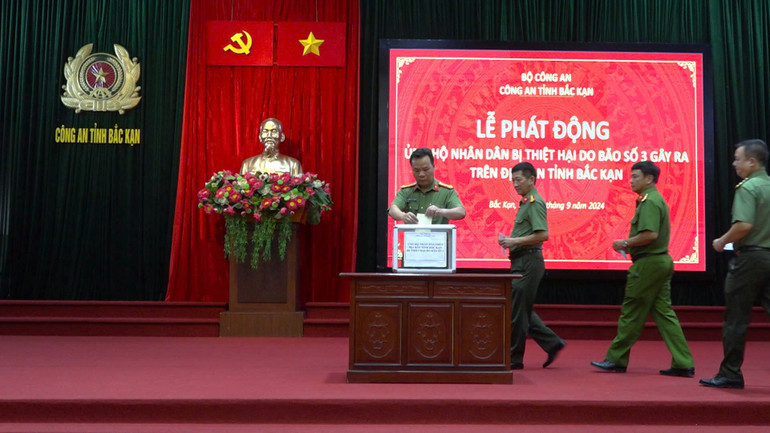 Lãnh đạo Công an tỉnh, lãnh đạo, cán bộ chiến sĩ Công an các phòng nghiệp vụ Công an tỉnh tham gia ủng hộ Nhân dân bị thiệt hại do bão số 3. Lãnh đạo Công an tỉnh, lãnh đạo, cán bộ chiến sĩ Công an các phòng nghiệp vụ Công an tỉnh tham gia ủng hộ Nhân dân bị thiệt hại do bão số 3.