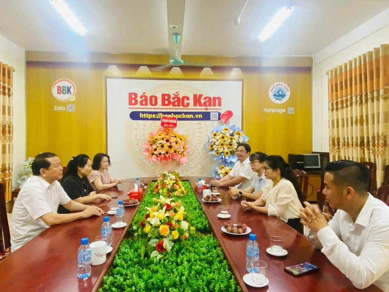 Ban Quản lý dự án đầu tư xây dựng công trình giao thông tỉnh chúc mừng Báo Bắc Kạn nhân kỷ niệm 100 năm Ngày Báo chí cách mạng Việt Nam. z6724041002157-3ba8cbb232260b1ca61af0b13ebc84fa.jpg