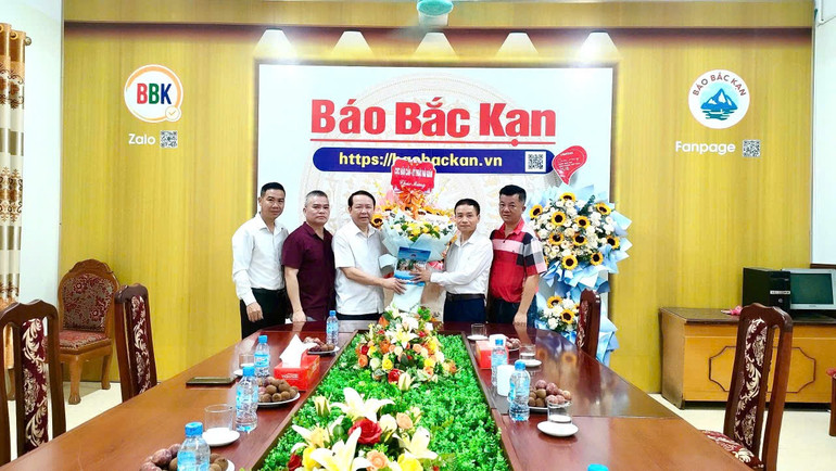 Trung tâm Kiểm soát bệnh tật tỉnh (Sở Y tế) tặng hoa chúc mừng Báo Bắc Kạn. z6723638923662-10e28a2968046e34e1ca2d6de1ff9b7c.jpg