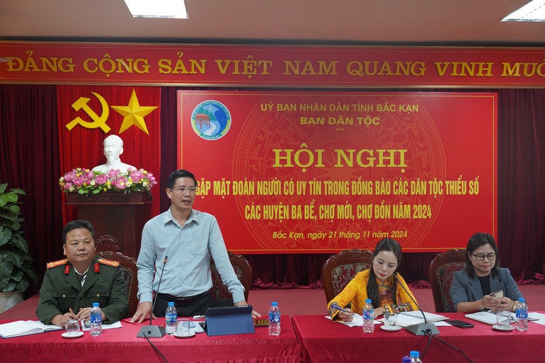 Lãnh đạo một số ban, ngành, địa phương giải đáp ý kiến của đại biểu người có uy tín tại buổi gặp mặt. (Ảnh: Xuân Nghiệp) dsc03600.jpg