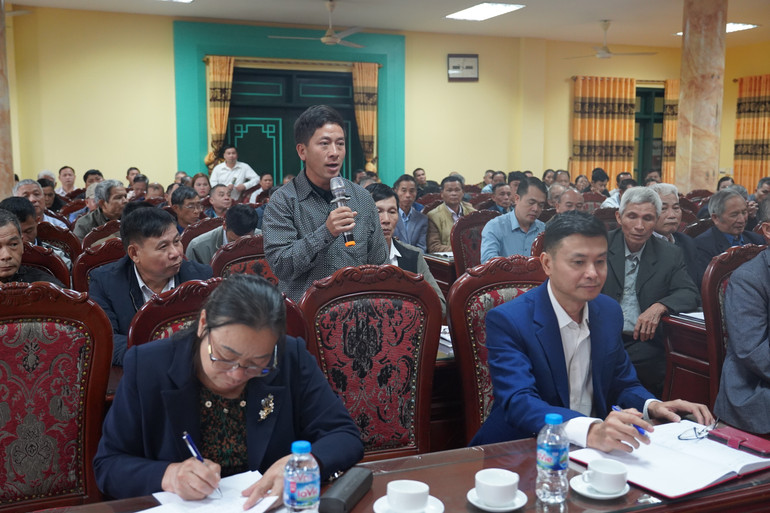 Đại biểu người có uy tín trao đổi tại buổi gặp mặt. (Ảnh: Xuân Nghiệp) dsc03559.jpg