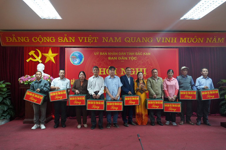 Đồng chí Triệu Thị Thu Phương, Trưởng ban Dân tộc tỉnh tặng quà cho đại biểu người có uy tín. (Ảnh: Xuân Nghiệp) dsc03631.jpg