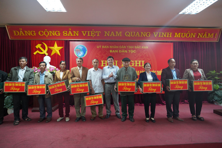 Đồng chí Bế Ngọc Thuấn, Phó Trưởng ban Dân tộc tỉnh tặng quà cho đại biểu người có uy tín. (Ảnh: Xuân Nghiệp) dsc03643.jpg