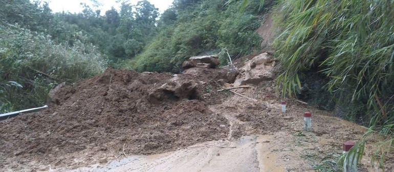 Giao thông trên đèo Áng Toòng chưa thể lưu thông trong sáng nay do có nhiều điểm sạt lở lớn. z5811374292801_9ba50371e2f1546ec9e28b6d82c0884b.jpg