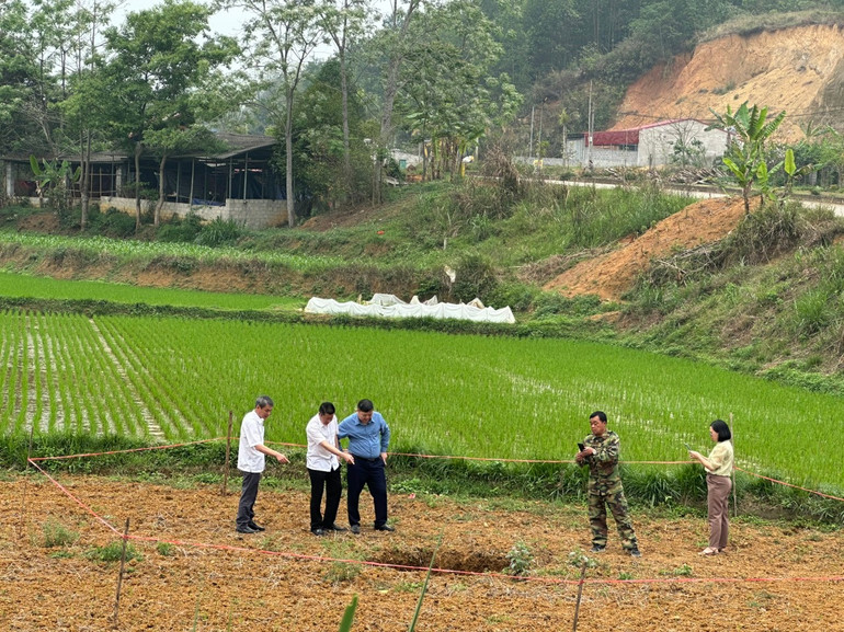 Lãnh đạo huyện Na Rì và cơ quan chuyên môn kiểm tra hố sụt lún mới xuất hiện sáng 11/4. z6494758283802-4d6df03acacf2ad0306ea2c9cb0efb6e.jpg