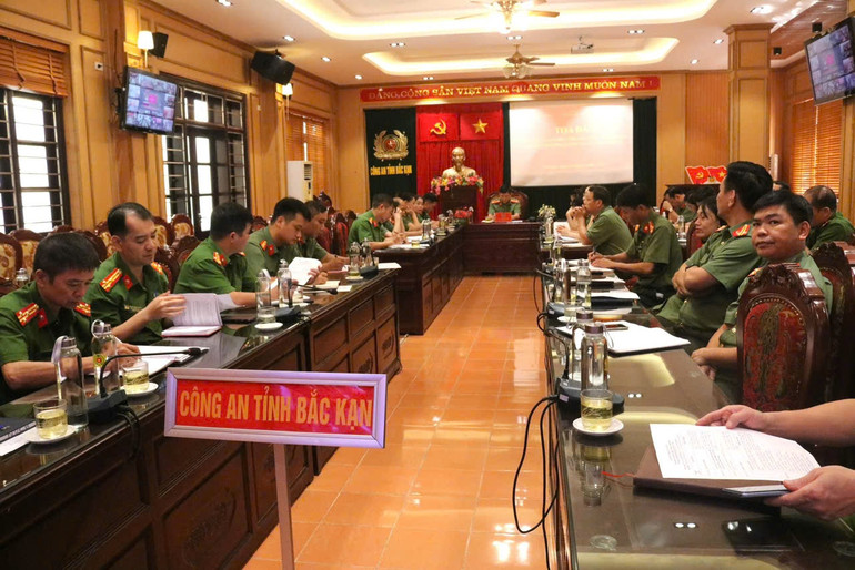 Đại tá Hà Trọng Trung, Phó Giám đốc Công an tỉnh, chủ trì tại điểm cầu tỉnh Bắc Kạn. z5803804877626_5ec44165c5a0c33631a1bbc43e4d97ef.jpg