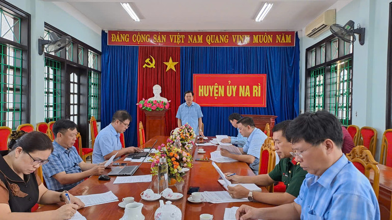 Đồng chí Nông Văn Nguyên, Bí thư Huyện ủy, Chủ tịch HĐND huyện, Trưởng Tiểu ban Văn kiện Đại hội chủ trì cuộc họp. z5803914161740_d55c1cbdd2a95ba21d5f2888700528a1.jpg