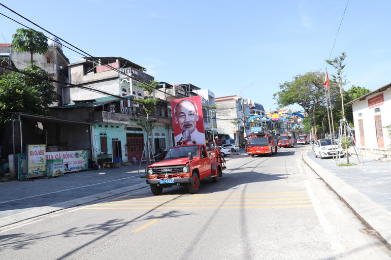 Các lực lượng diễu hành trên phố hưởng ứng "Ngày toàn dân phòng cháy, chữa cháy" 04/10. img-5073-8011.jpg