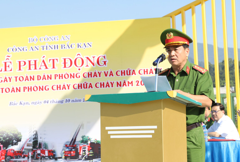 Đại tá - Tiến sĩ Nguyễn Thanh Tuân, Phó Giám đốc Công an tỉnh phát động hưởng ứng "Tháng toàn dân phòng cháy, chữa cháy". img-5020-2458.jpg