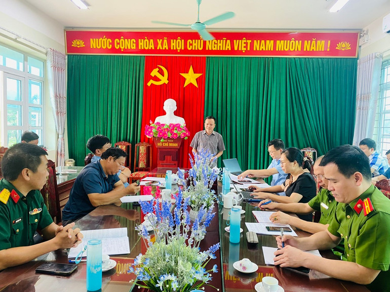 សមមិត្ត Dong Van Luu អនុប្រធានក្រុមប្រឹក្សាប្រជាជនខេត្តបានស្នើឱ្យកងកម្លាំងបន្តខិតខំប្រឹងប្រែងស្វែងរក ប៉ុន្តែត្រូវធានាសុវត្ថិភាពដាច់ខាត។ z6647283358851-2b7b5133b739cfd431221ac49d54f45f.jpg