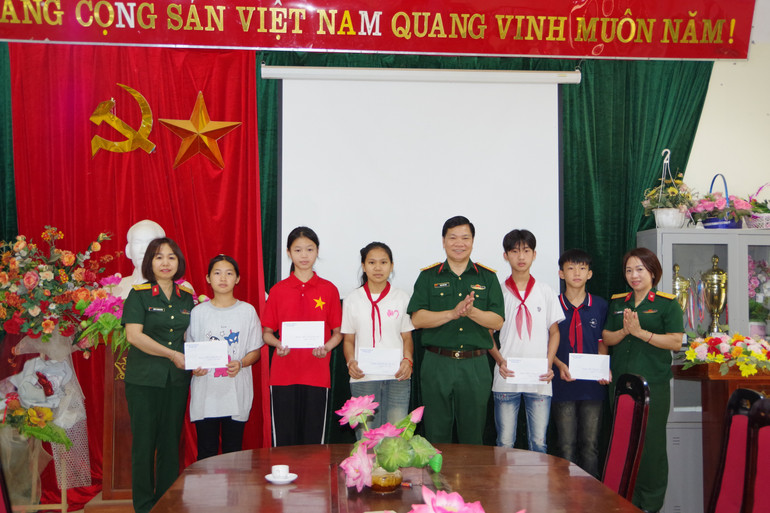Đoàn công tác tặng quà cho các em học sinh nghèo vượt khó của Trường THPT bán trú xã Xuân Lạc. imgp1769.jpg